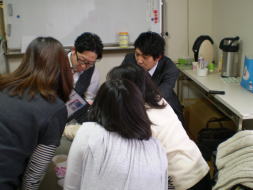 企業担当者と生活者が対話しながらアイデアを出し合う共創ワークショップの様子