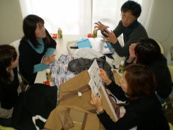 企業担当者と生活者が新サービスのアイデアを議論する場面