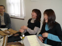 開発会議で生活者の声を取り入れている共創の場面