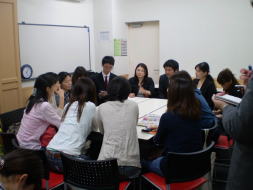 顧客との共創セッションで意見を引き出す場面