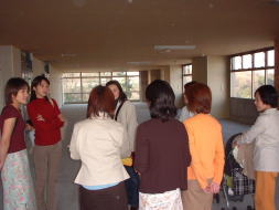 共創マーケティング実践中の企業と生活者の打ち合わせ風景