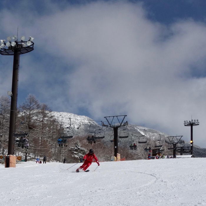 趣味のスキーをしている写真