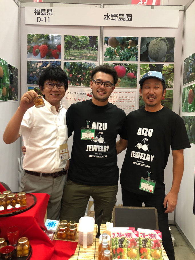 六次産業化の専門家として、こらぼたうんの中間祥二が農業従事者と向き合いながら事業づくりや販路開拓を支援している様子の写真