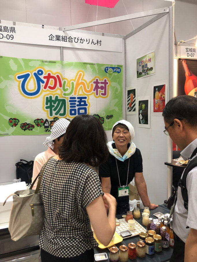 六次産業化の専門家として、こらぼたうんの中間祥二が農業従事者と向き合いながら事業づくりや販路開拓を支援している様子の写真