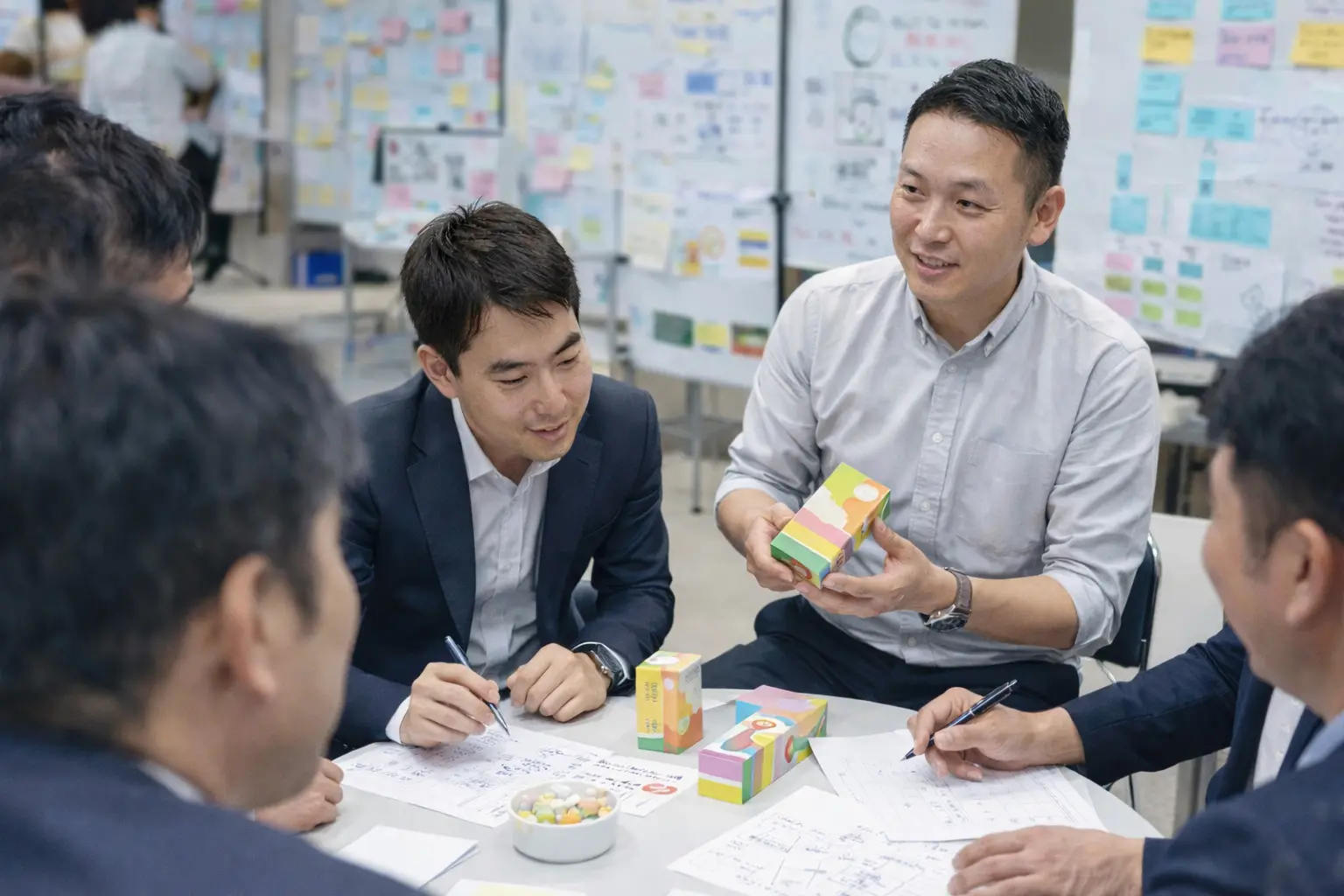 生活者との対話や実践を通じて顧客理解を深める様子