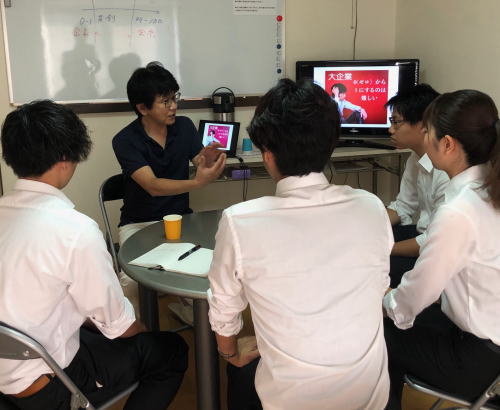 学生に共創マーケティングを教える中間祥二 中間祥二が学生に共創マーケティングを教えている様子
