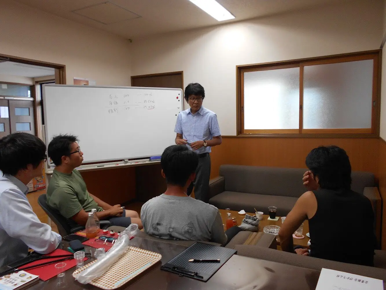 商工会の会議室に仕事終わりに集まり、共創や販路開拓について学ぶ事業者と支援機関のみなさん