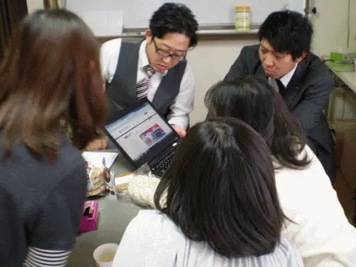 生活者との対話の様子（メモや付箋で整理している場面）