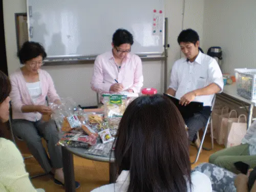 生活者との対話の様子（テーブルを囲んだセッション）