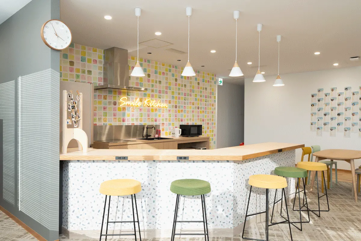 キッチンのあるミーティングスペース。メンバー同士が自然に集まり会話が生まれる場