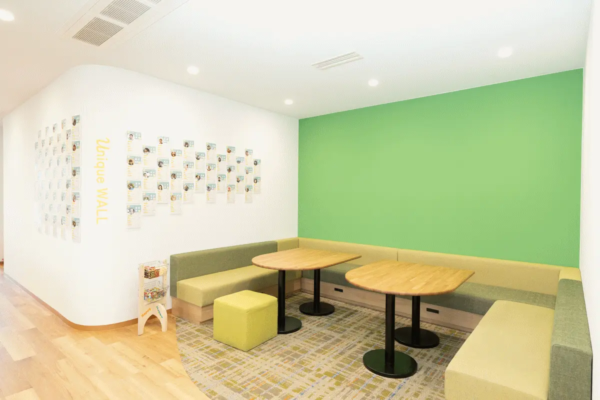 カフェのようなミーティングスペース。短い相談や雑談からアイデアが立ち上がりやすい場