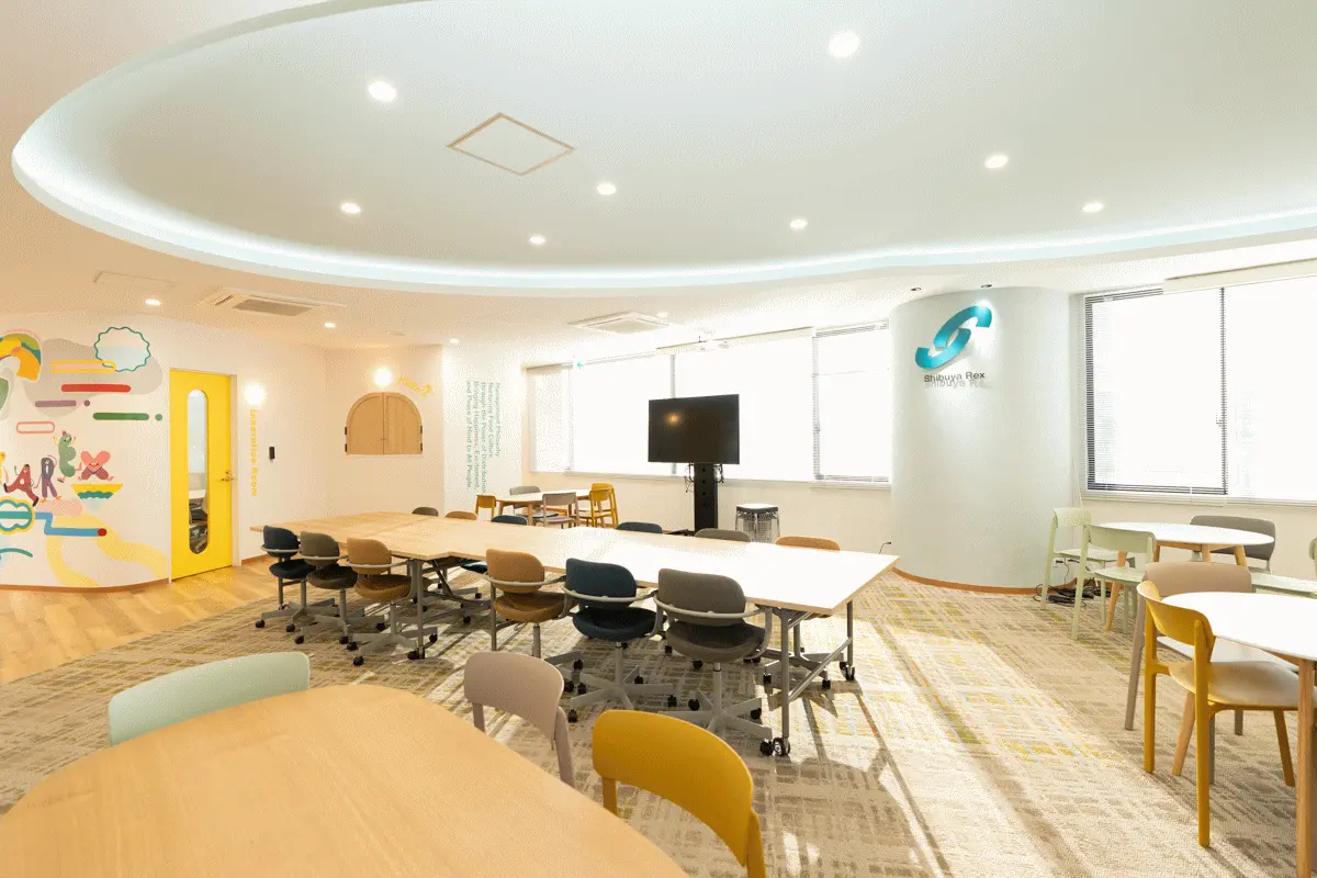 リモデル後のオフィス全体スペース。フリーアドレスで対話が生まれやすいレイアウト