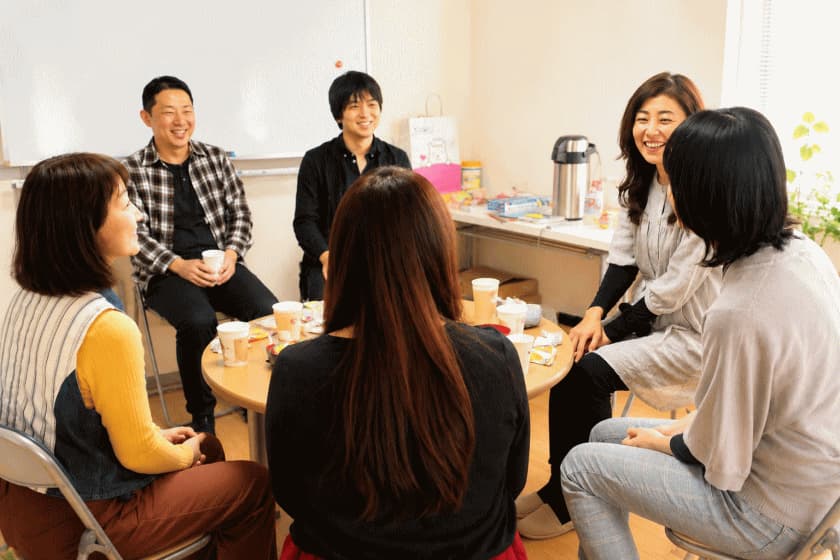 企業担当者と生活者が丸テーブルを囲み、本音で対話しながら商品やサービスについて意見を交わす共創セッションの様子