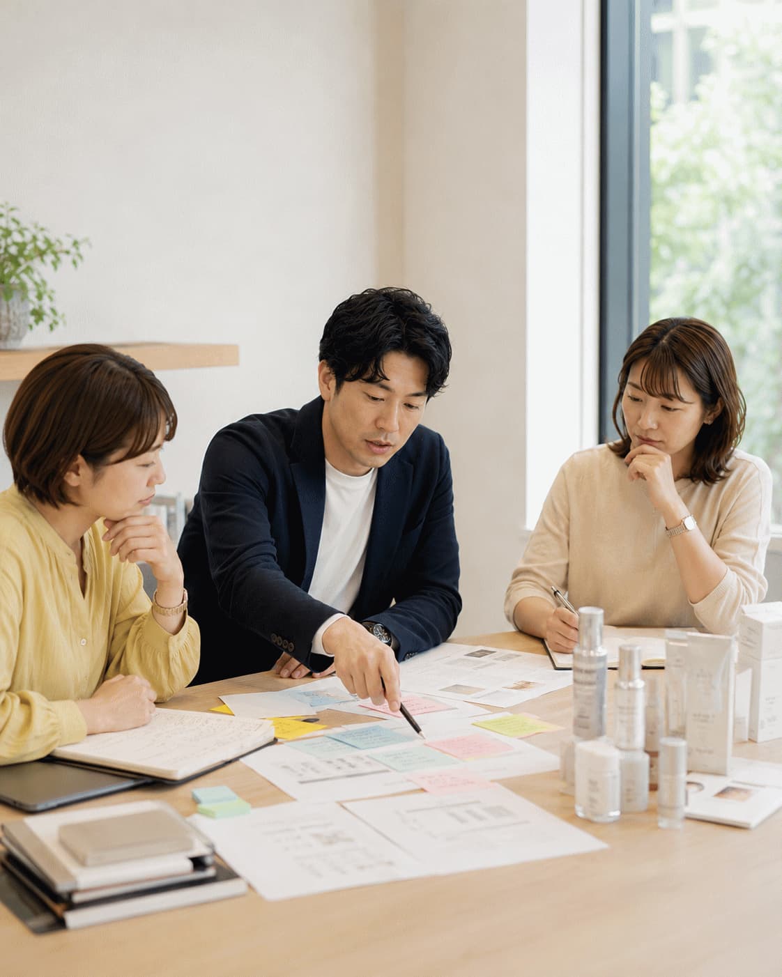 企業担当者とチームメンバーが、生活者との対話で得た気づきを付箋や資料で整理し、改善の方向性を検討している様子