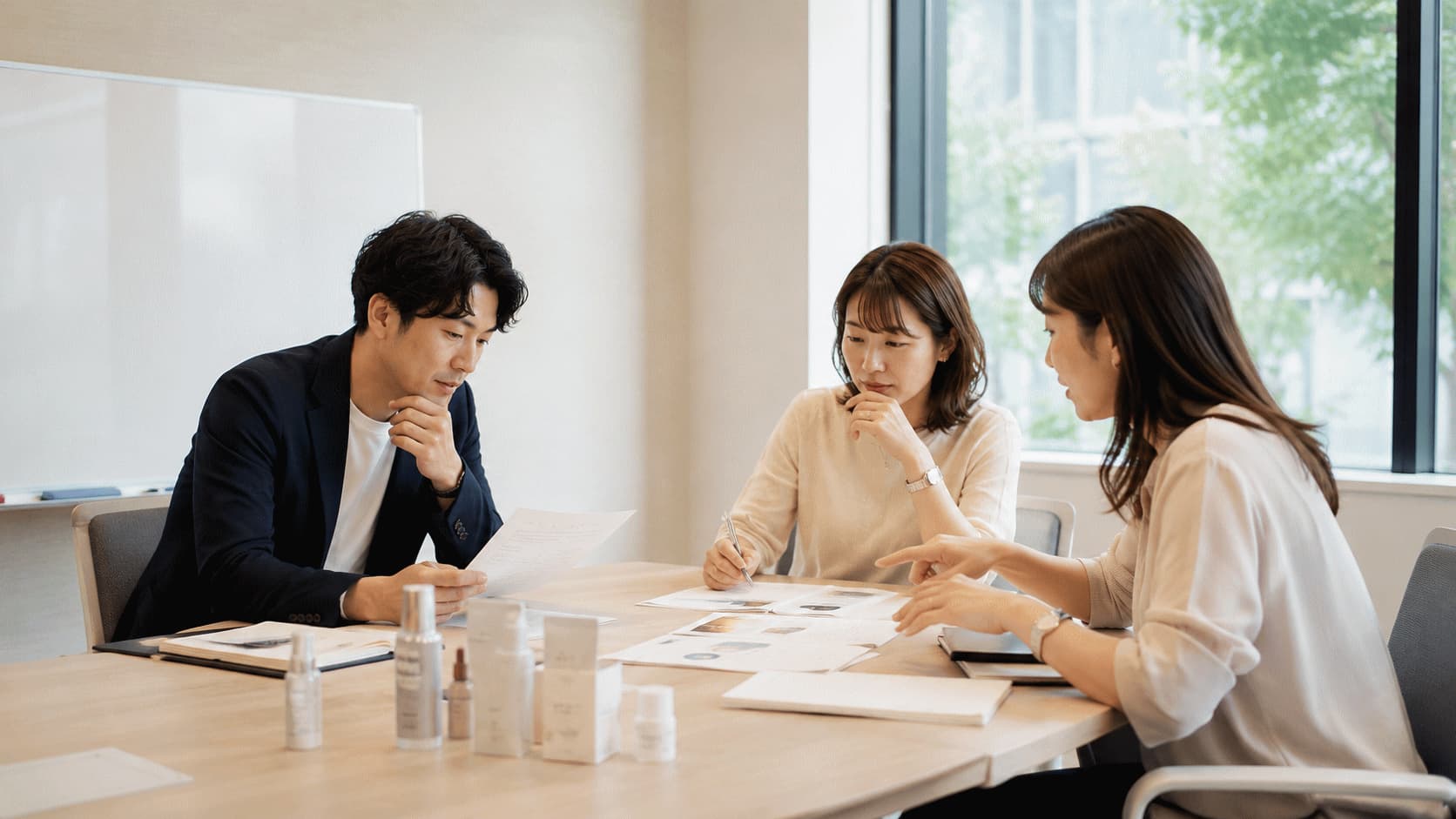 企業担当者と支援側メンバーが、商品サンプルや資料を見ながら課題を整理している事前打ち合わせの様子