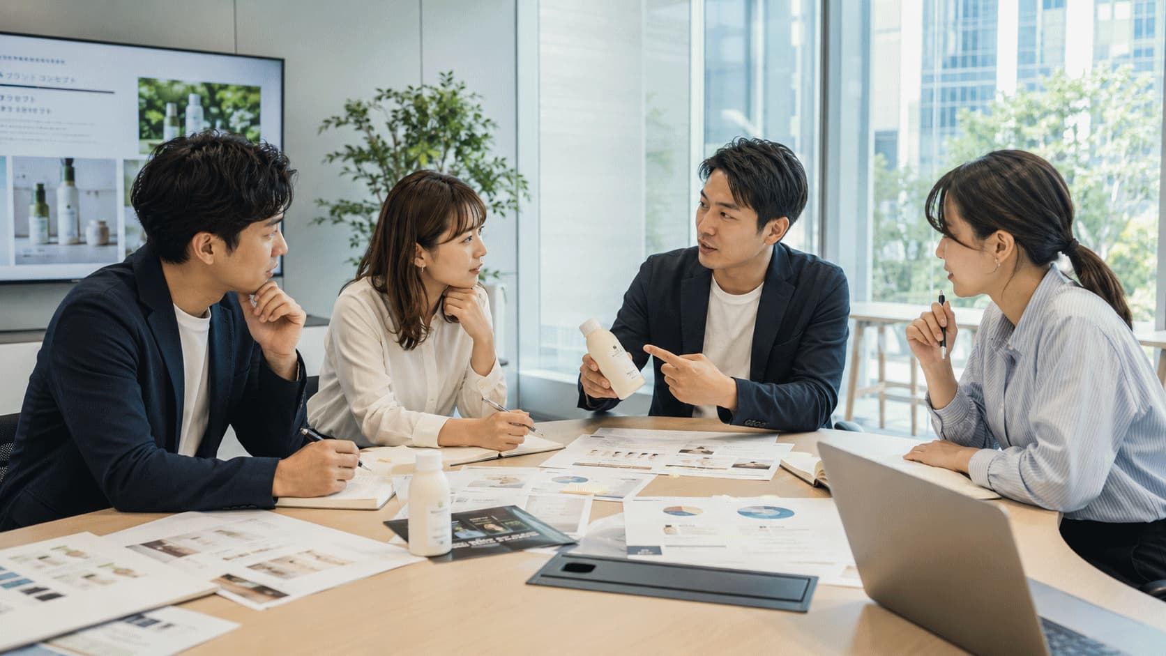 企画開発担当者と営業担当者が生活者の意見を振り返り、商品の伝え方や販売方法を検討している様子