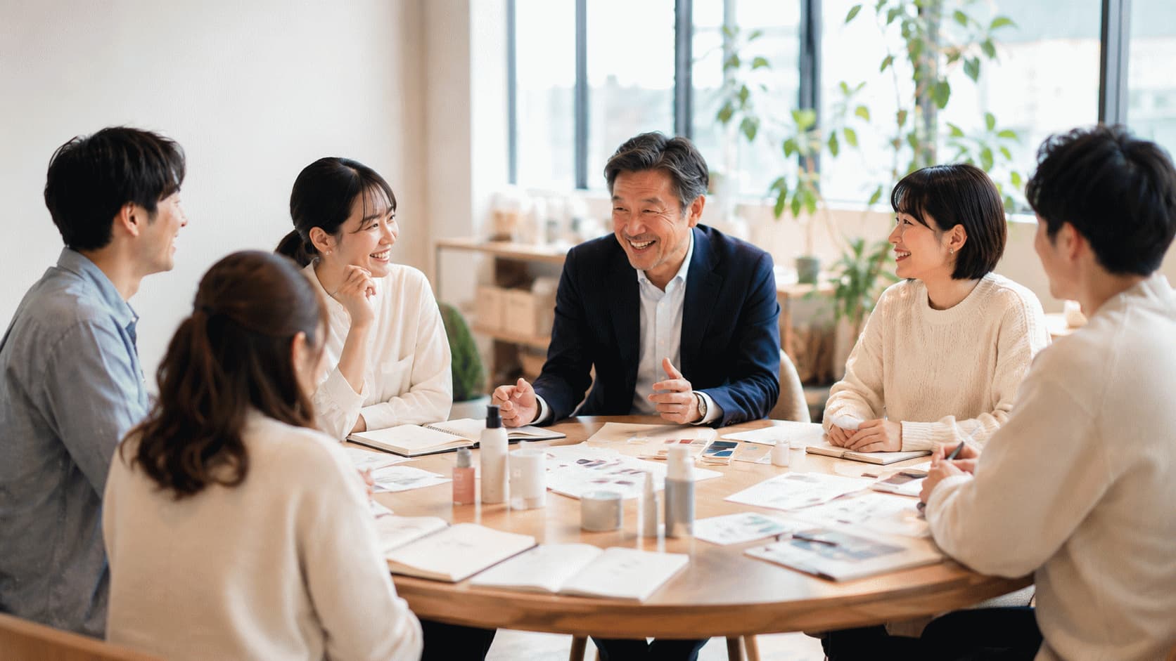 共創セッションで社長と生活者が笑顔で率直な意見を交わし、企画担当者も自然に会話へ加わっている様子