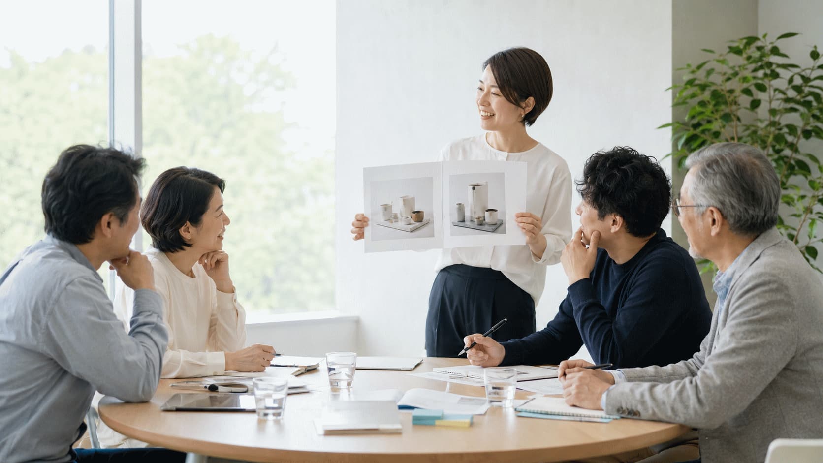 企業担当者が修正したコンセプト案を生活者へ見せ、前回との違いや選びやすさについて意見を交わしている様子