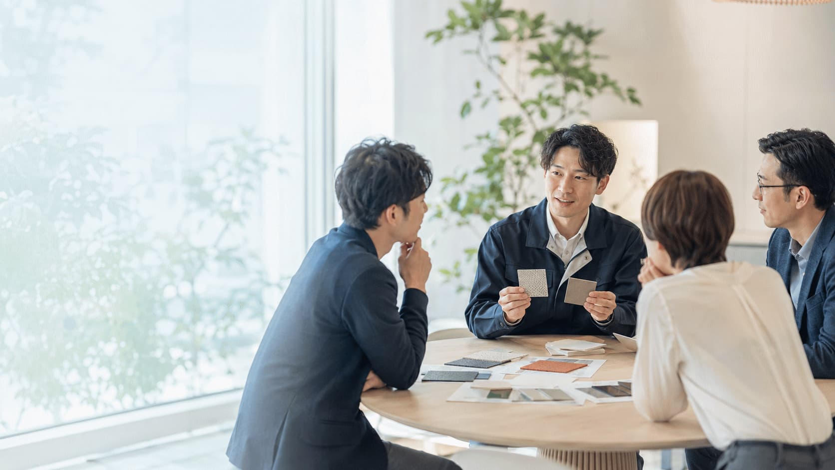 企業担当者が用途の決まっていない新素材のサンプルを生活者へ見せ、どのような商品や使い方が考えられるか意見を交わしている様子