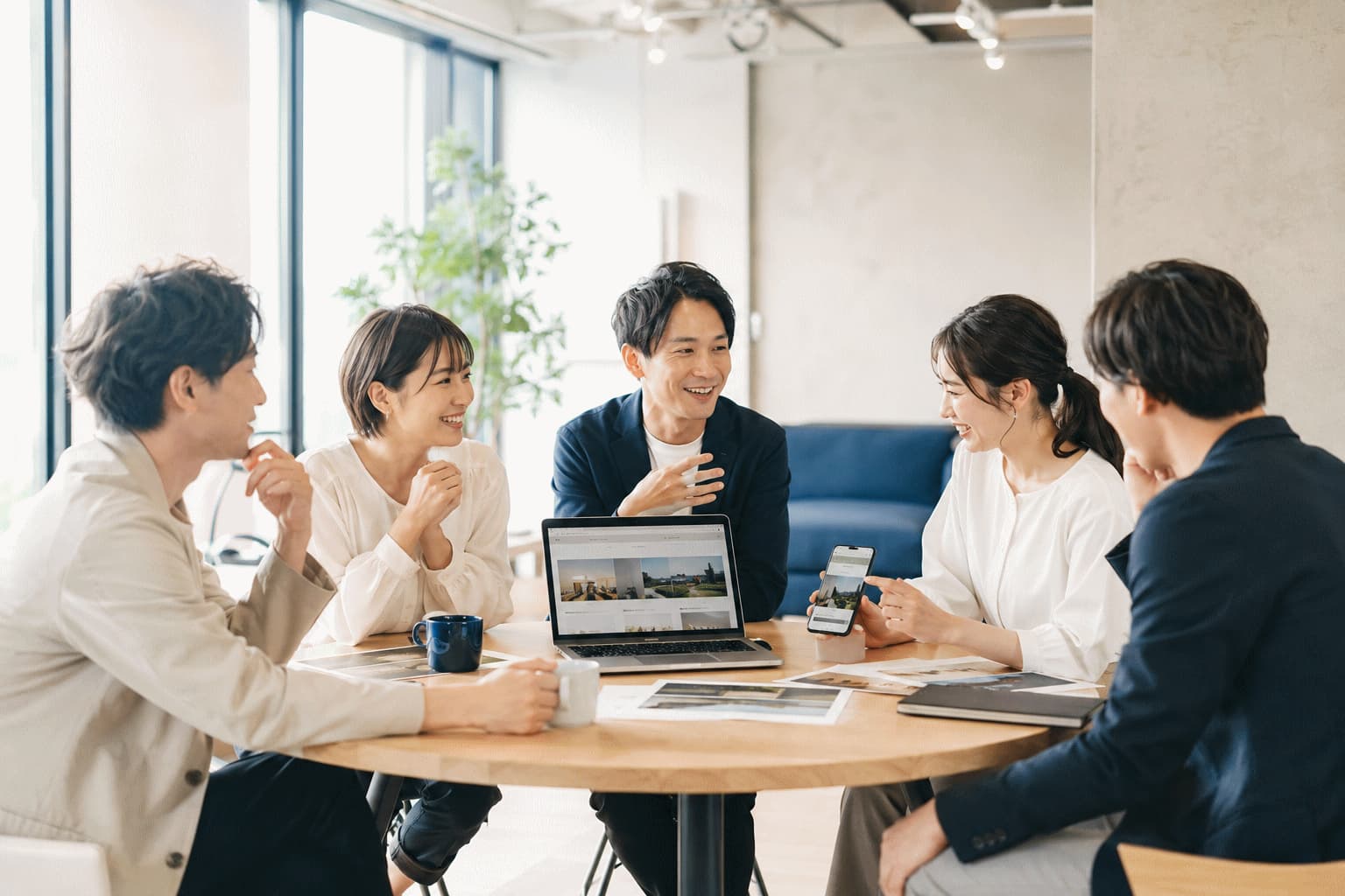 企業担当者と生活者が制作途中のWebサイトをパソコンとスマートフォンで操作し、迷った場所や使いやすさについて確認している様子