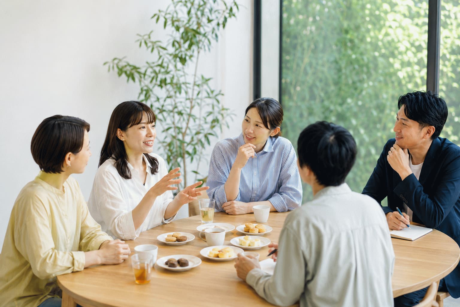 試食や試飲をしながら、生活者同士の会話が味から暮らしの場面へ広がっている様子