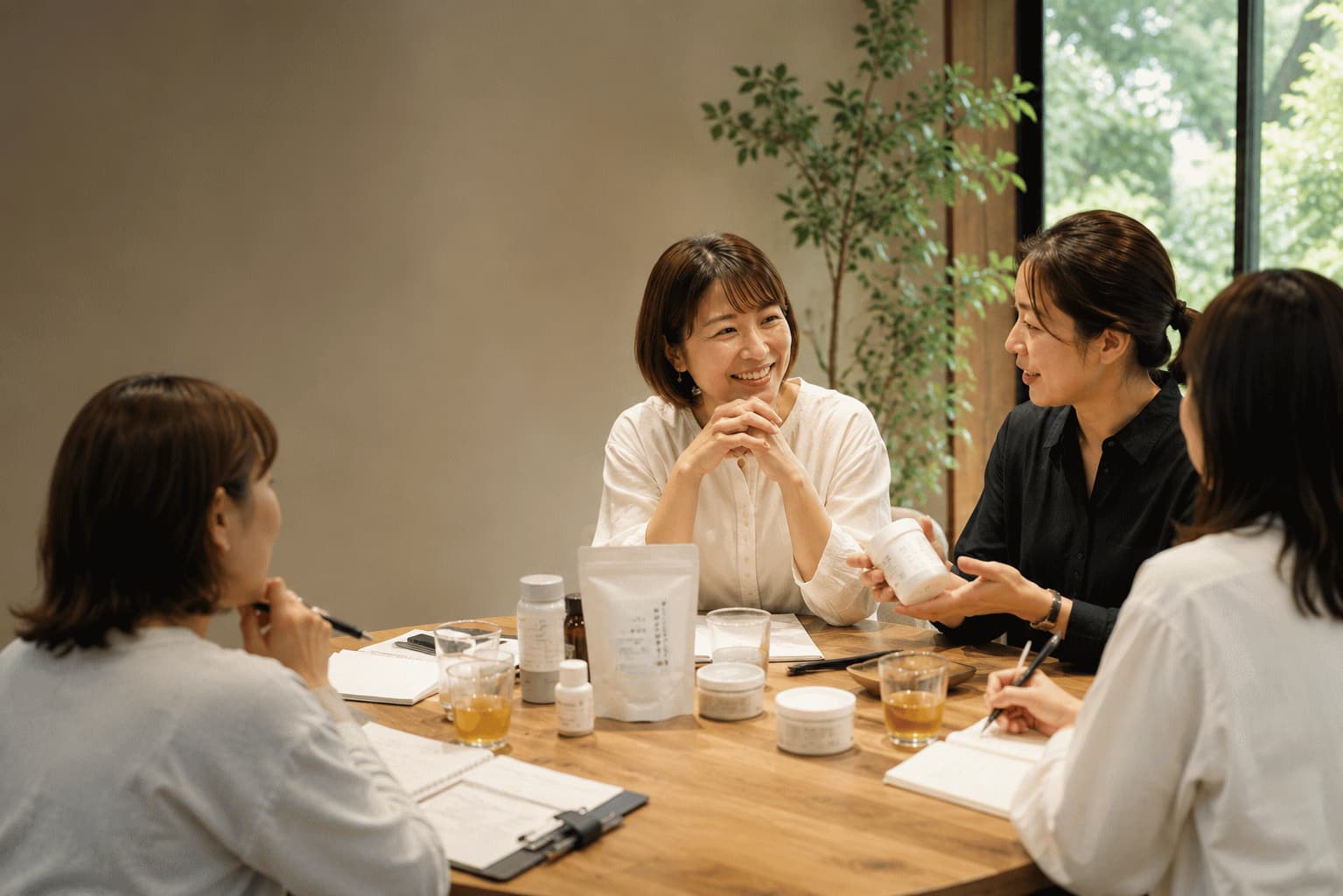 つくり手が商品の素材や工程について話し、生活者が商品を手に取りながら関心を示している様子