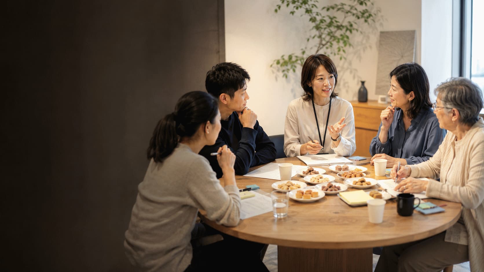 企業担当者と生活者が食品を囲み、子どもや家族が食べる場面について話している共創セッションの様子