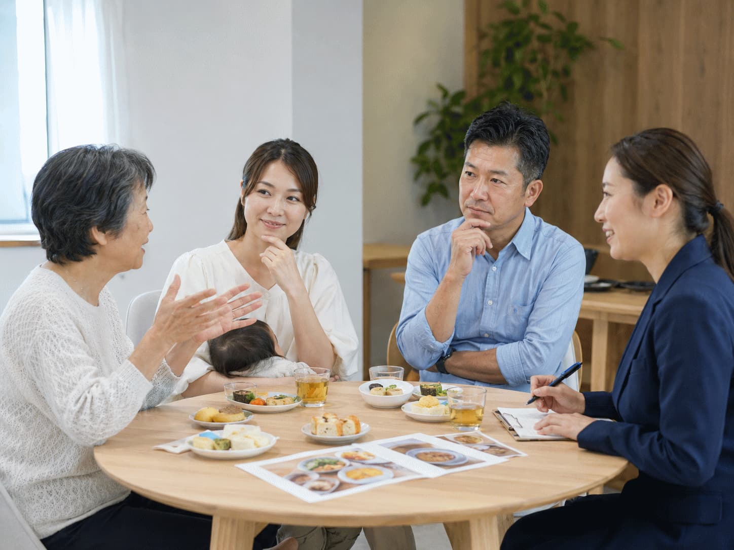 生活者が食品を前に朝食やおやつ、来客時など具体的な食べる場面を話し、企業担当者が聞いている様子